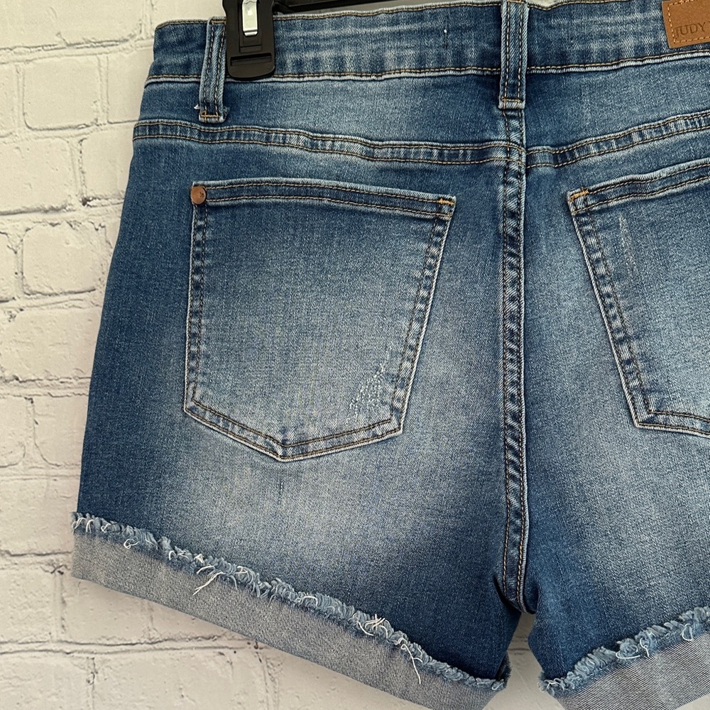 Judy Blue Medium Blue Slightly Distressed Rolled Fray Hem Jean Shorts size 10 - Picture 8 of 9